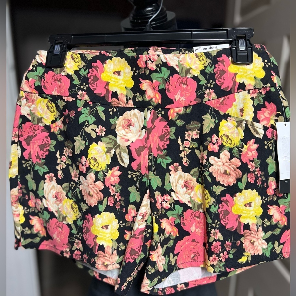 🩷💛NWT- SUPER CUTE FLORAL SHORT SZ XS🩷💛